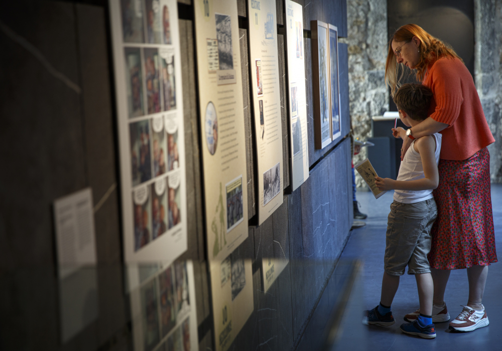Visite en famille de l’exposition « Les enfants de la Résistance » présentée dans la galerie d’actualité du CHRD du 30 mars au 4 décembre 2022.
Visite guidée par Fanny Bardin, le dimanche 10 avril 2022 à 15h.